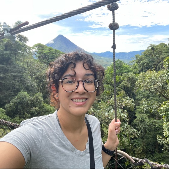 Meet your Posher, Yesenia - Picture 2 of 4